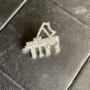 Lovely 1980s Grand Piano Clear Rhinestone Brooch, in Silver plate, Unmarked